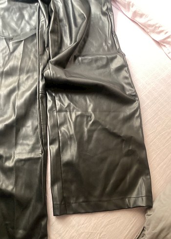 Siyah Deri Kadın Bol Kesim Pantolon - Görsel 2