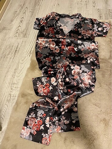 Çiçekli pijama takımı