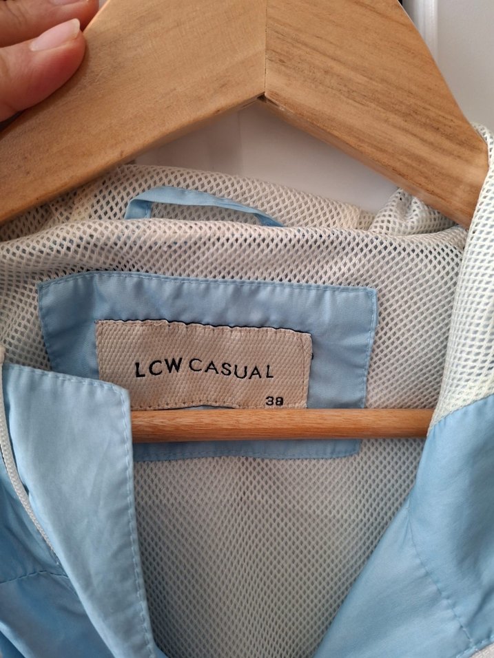 Lcw Yağmurluk Kadın Mavi Baskılı Sokak Stili Ceket - Görsel 4