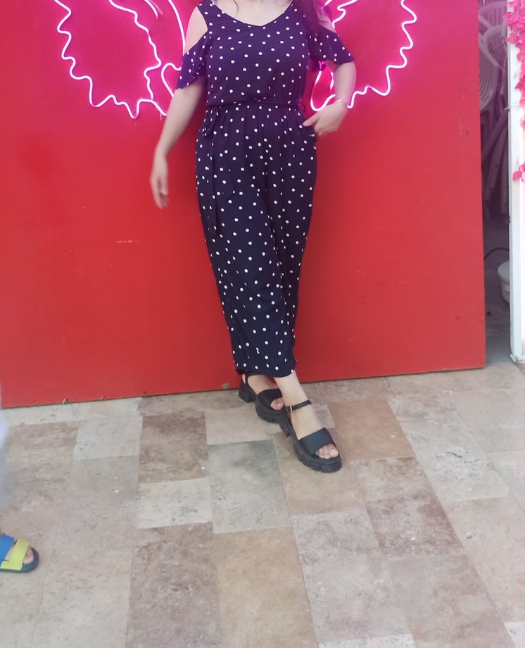 Puantiye Desenli V Yakalı Tulum - Görsel 2