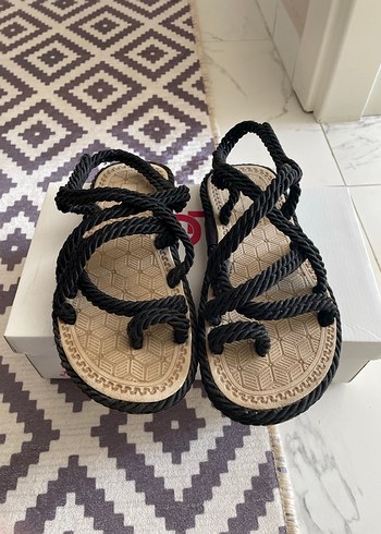 Bohem Siyah Dolgu Topuklu Kadın Sandalet