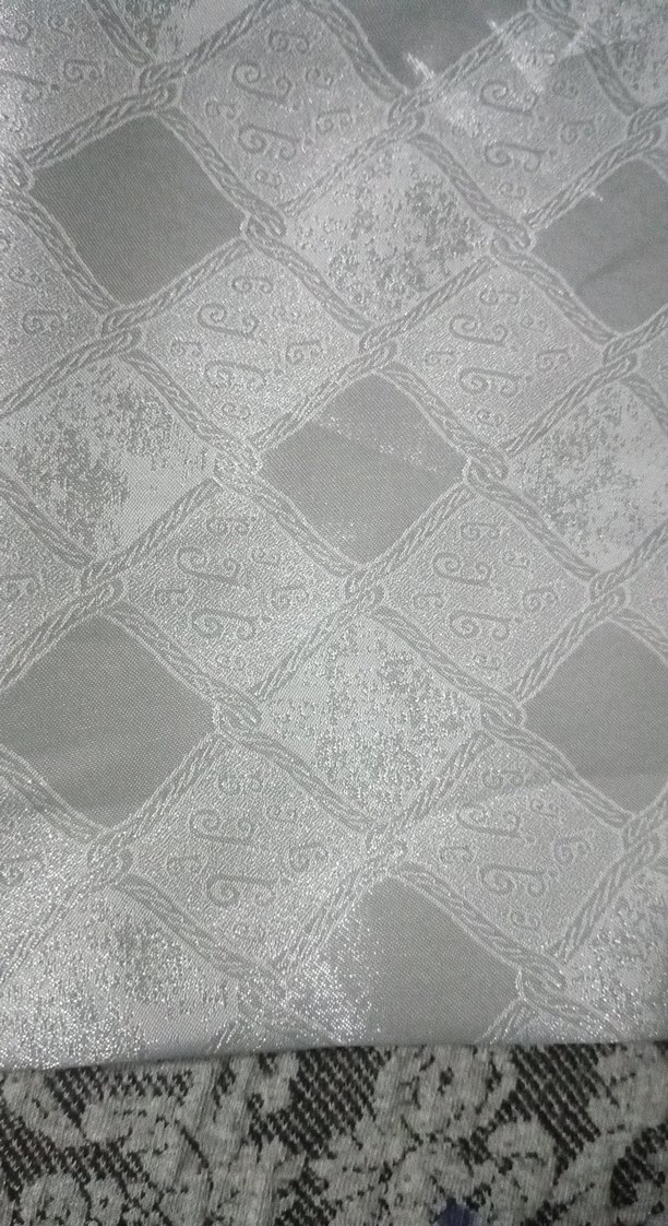 Ekru Geometrik Desenli Saten Şal — görsel 2/3
