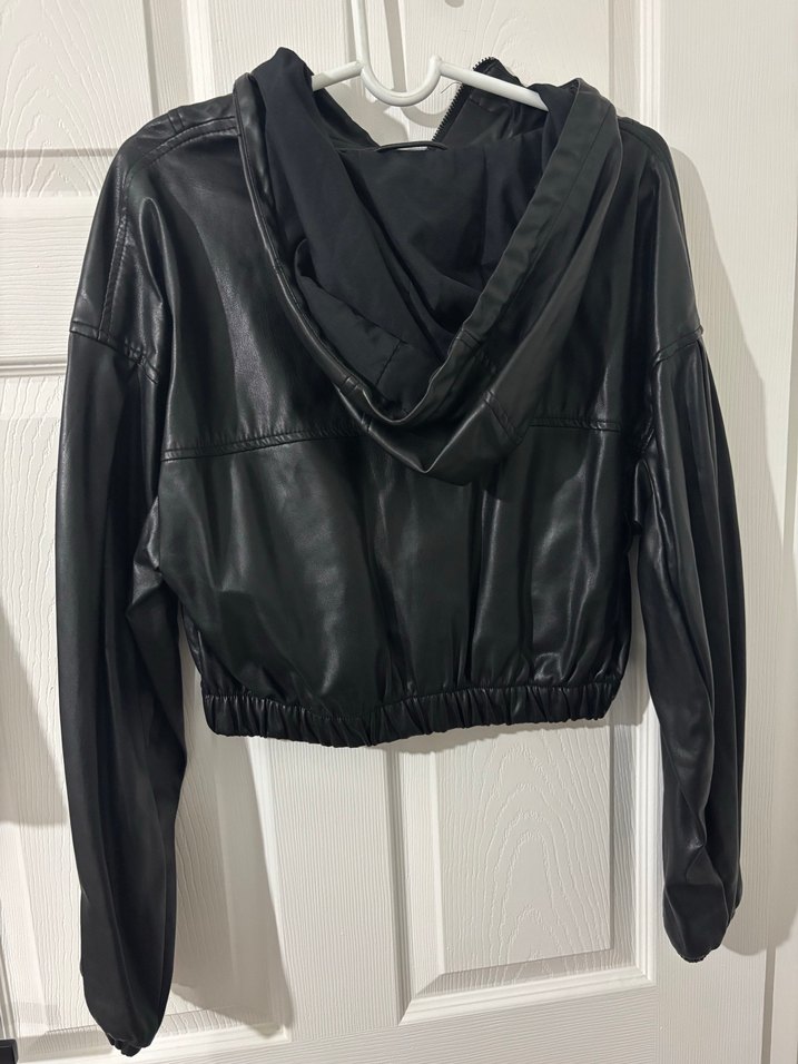 Bershka Siyah Deri Fermuarlı Kadın Ceket - Görsel 3
