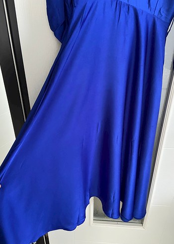 Uzun, V Yaka, Dökümlü Mavi Kadın Saten Elbise - Görsel 3