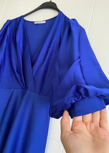 Uzun, V Yaka, Dökümlü Mavi Kadın Saten Elbise - Görsel 6