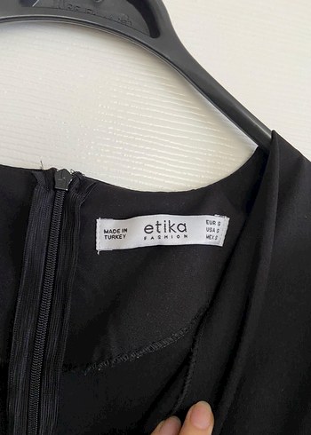 V Yaka Siyah Düğmeli Uzun Elbise - Görsel 9