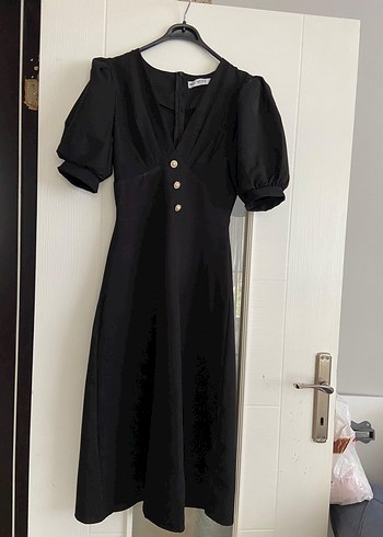 V Yaka Siyah Düğmeli Uzun Elbise - Görsel 4