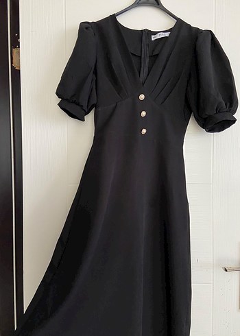 V Yaka Siyah Düğmeli Uzun Elbise - Görsel 2