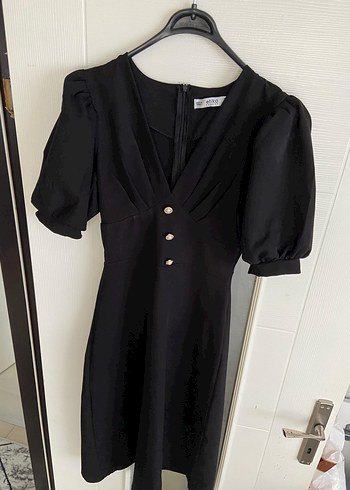 V Yaka Siyah Düğmeli Uzun Elbise - Görsel 3