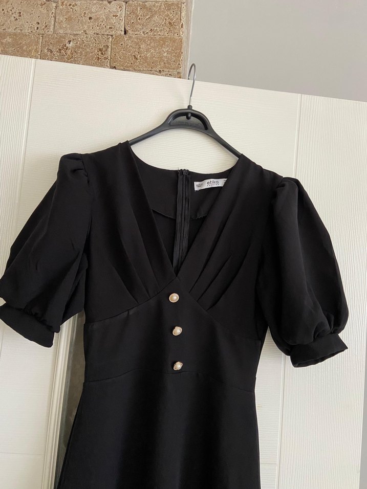 V Yaka Siyah Düğmeli Uzun Elbise - Görsel 5