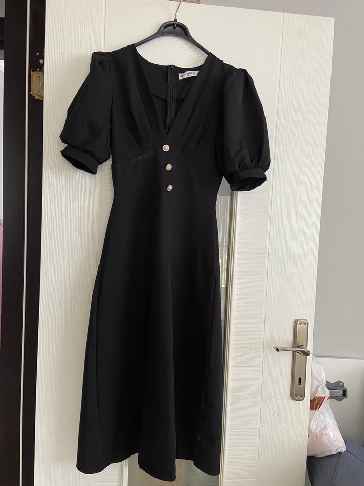 V Yaka Siyah Düğmeli Uzun Elbise - Görsel 4