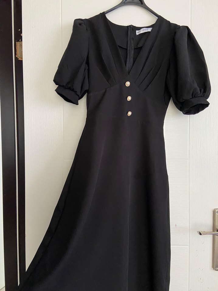 V Yaka Siyah Düğmeli Uzun Elbise - Görsel 2