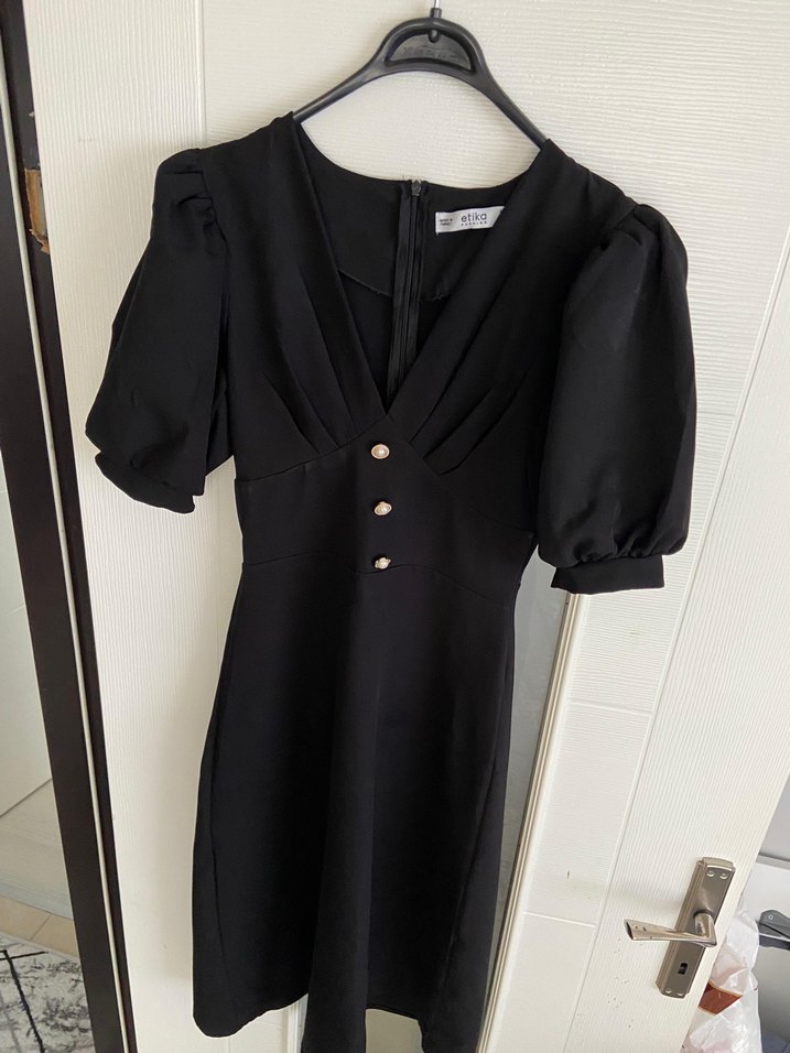 V Yaka Siyah Düğmeli Uzun Elbise - Görsel 3