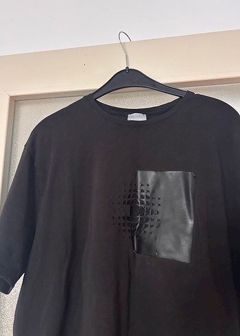 Deri Detaylı Siyah Erkek Tişört - Görsel 3
