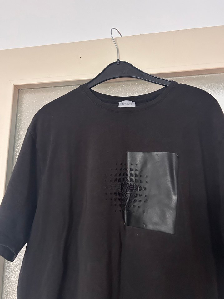 Deri Detaylı Siyah Erkek Tişört - Görsel 3