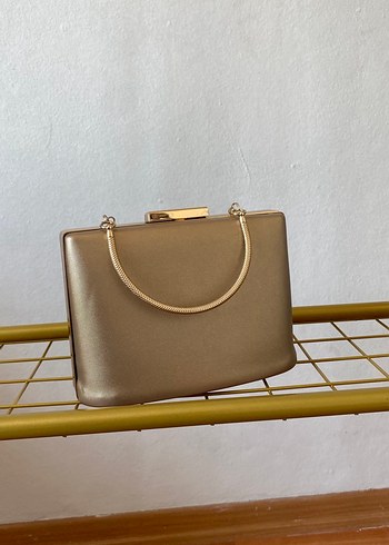 Zara Altın Renkli Tokalı Kadın Portföy Çanta