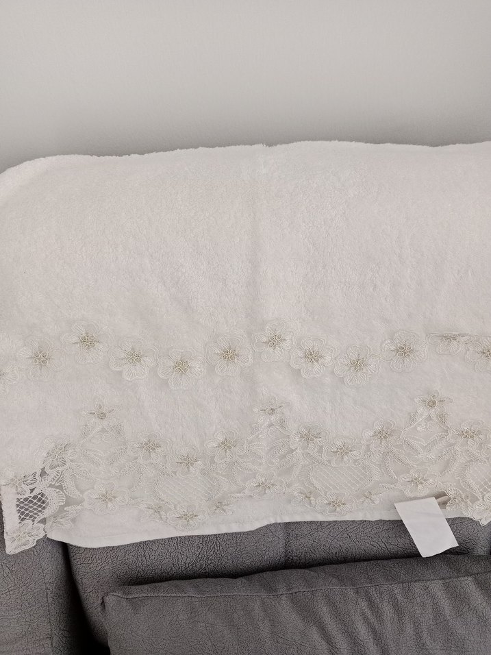 Nakışlı Beyaz Havlu - Görsel 3