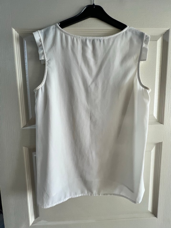 Kadın Beyaz Kolsuz V Yaka Bluz - Görsel 2