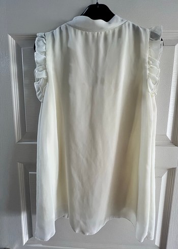 V Yaka Fırfırlı Kolsuz Bluz - Görsel 2