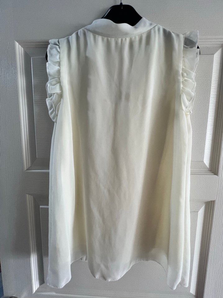 V Yaka Fırfırlı Kolsuz Bluz - Görsel 2