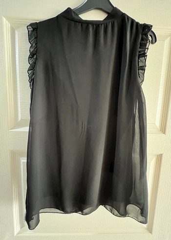 Siyah V Yakalı Fırfırlı Kolsuz Bluz - Görsel 2