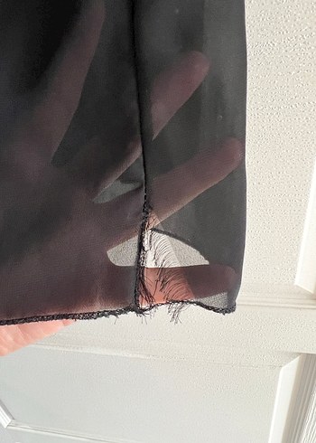 Siyah V Yakalı Fırfırlı Kolsuz Bluz - Görsel 4