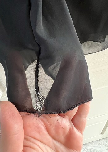 Siyah V Yakalı Fırfırlı Kolsuz Bluz - Görsel 5