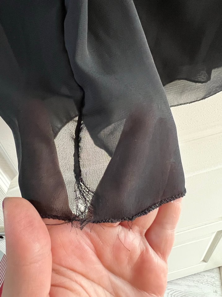 Siyah V Yakalı Fırfırlı Kolsuz Bluz - Görsel 5