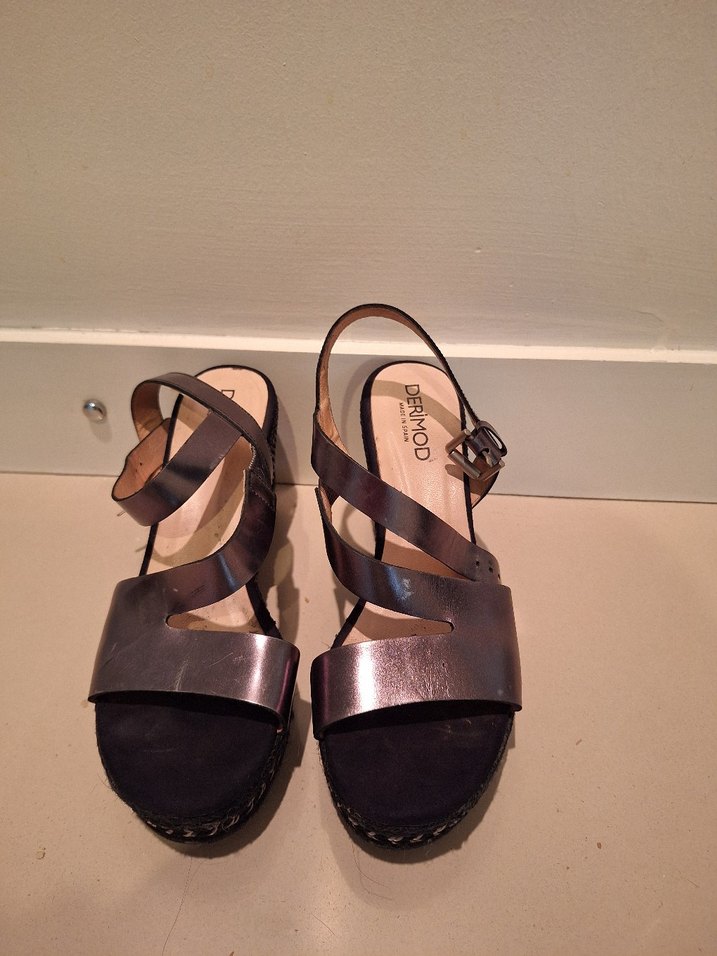 Kahverengi Deri Tokalı Dolgu Topuklu Kadın Sandalet - Görsel 3