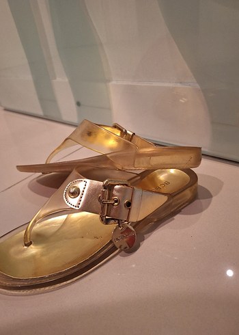 Altın Renkli Tokalı Dolgu Topuklu Kadın Sandalet - Görsel 3