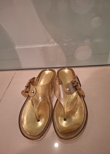 Altın Renkli Tokalı Dolgu Topuklu Kadın Sandalet - Görsel 5