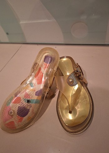 Altın Renkli Tokalı Dolgu Topuklu Kadın Sandalet - Görsel 4