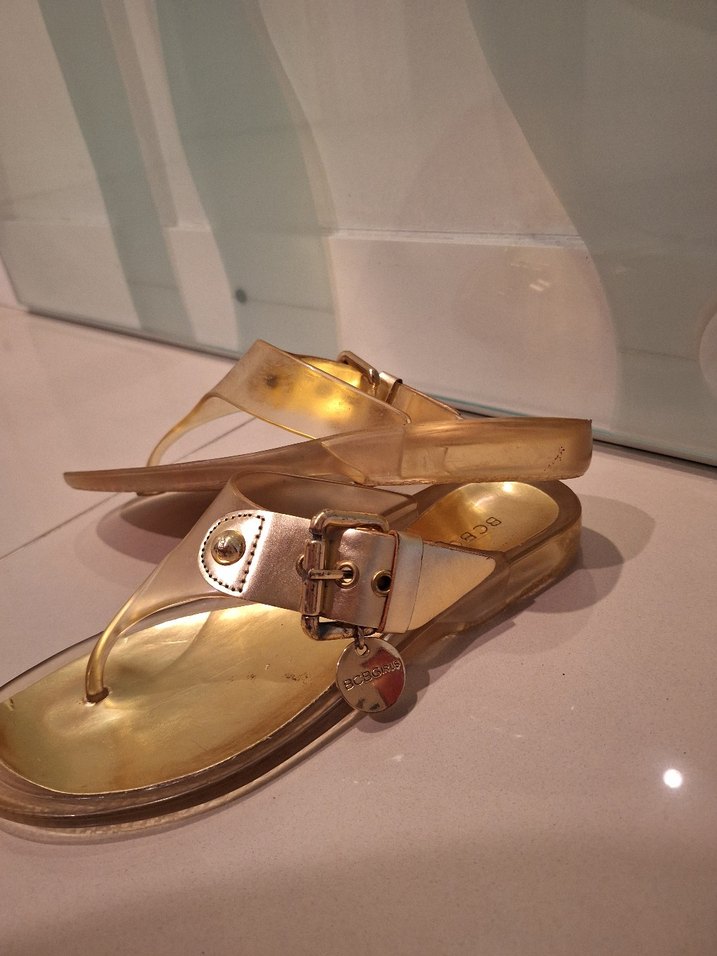 Altın Renkli Tokalı Dolgu Topuklu Kadın Sandalet - Görsel 3