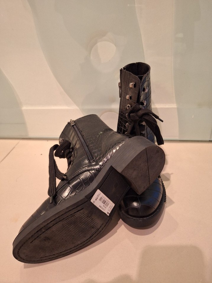 Kemer Detaylı Siyah Yılan Desenli Gotik Kadın Bot - Görsel 4