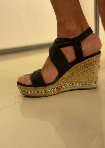 Parlak Siyah Tokalı Dolgu Topuklu Kadın Ayakkabı - Görsel 2