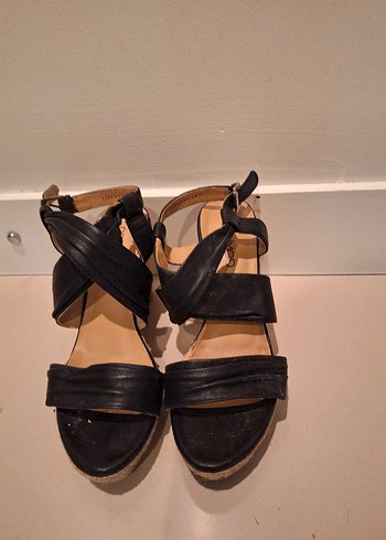 Parlak Siyah Tokalı Dolgu Topuklu Kadın Ayakkabı - Görsel 6