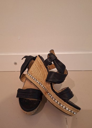 Parlak Siyah Tokalı Dolgu Topuklu Kadın Ayakkabı - Görsel 7