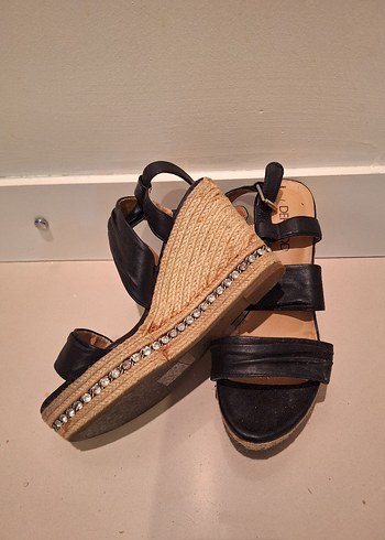 Parlak Siyah Tokalı Dolgu Topuklu Kadın Ayakkabı - Görsel 4