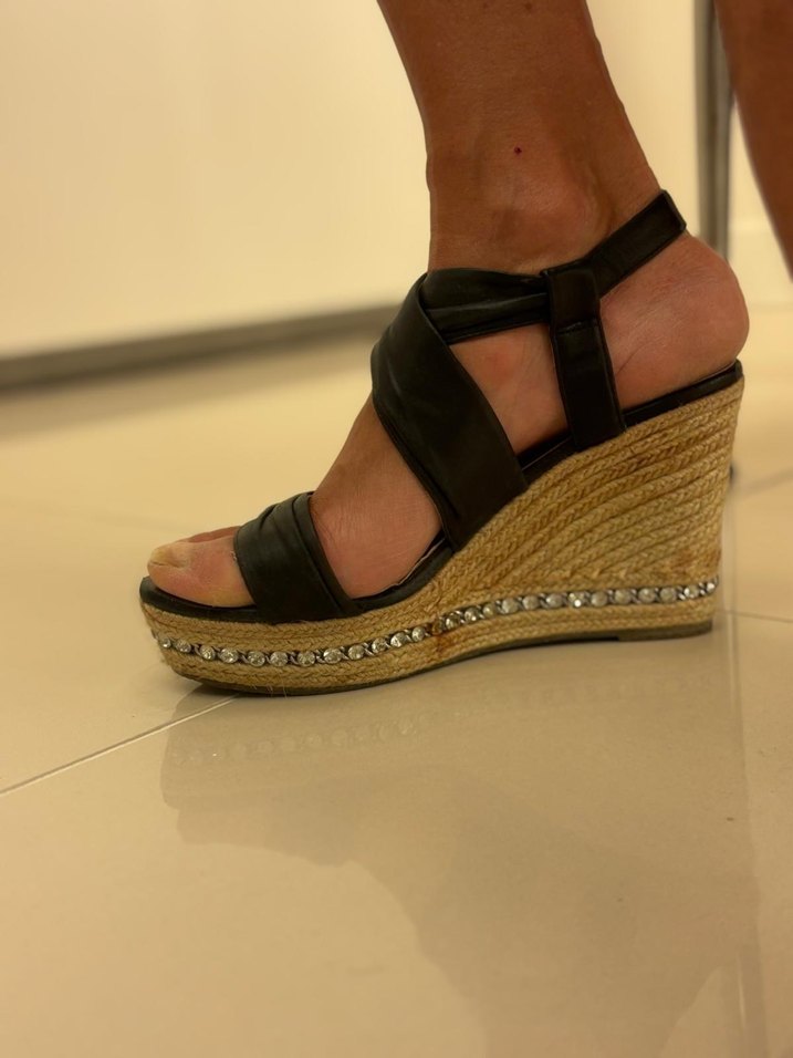 Parlak Siyah Tokalı Dolgu Topuklu Kadın Ayakkabı - Görsel 2