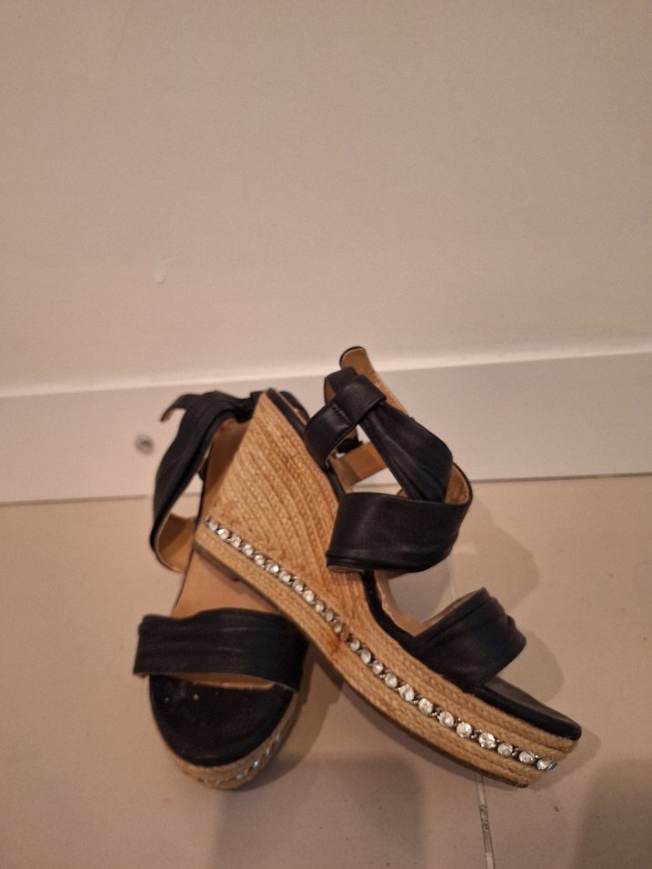 Parlak Siyah Tokalı Dolgu Topuklu Kadın Ayakkabı - Görsel 5