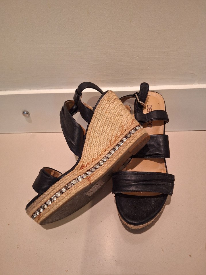 Parlak Siyah Tokalı Dolgu Topuklu Kadın Ayakkabı - Görsel 4