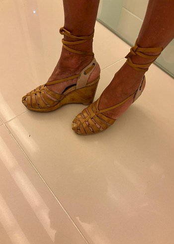 37 Beden Bej Yılan Desenli Deri Dolgu Topuklu Sandalet
