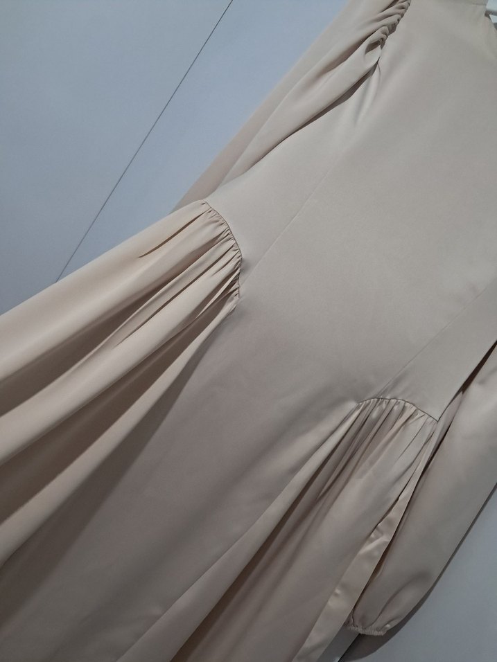 Bej Uzun saten arkası kemerli abiye - Görsel 2