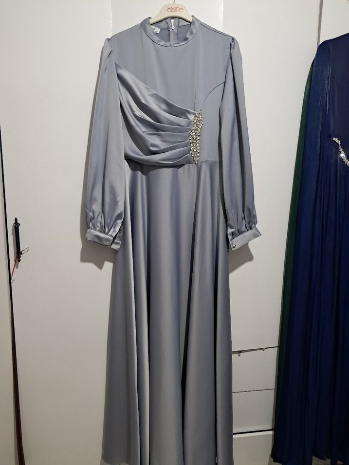 Gri taşlı saten abiye dökümlü şık - Görsel 3