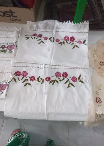 Madame Coco İşlemeli Beyaz Çiçekli Yastık Kılıfı