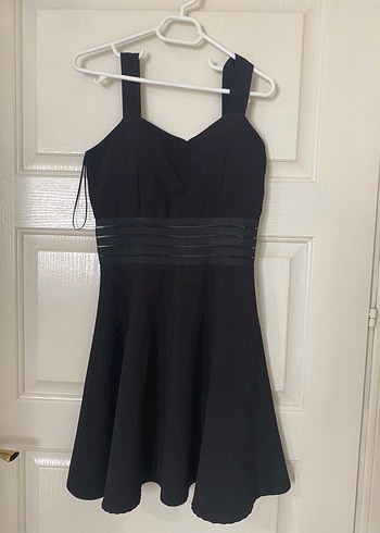 Siyah V Yakalı Midi Strappy Elbise