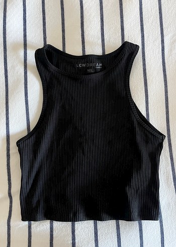 Siyah Yüksek Yakalı Kolsuz Crop Top