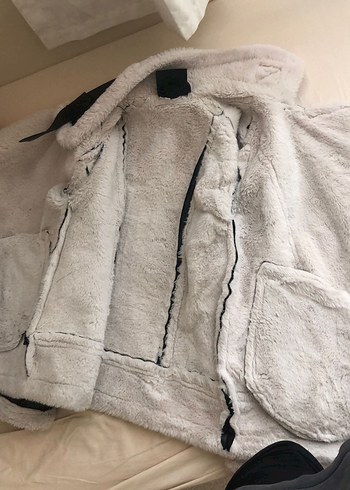 xs Beden beyaz Renk Pull and Bear Kürk Detaylı Siyah Mont