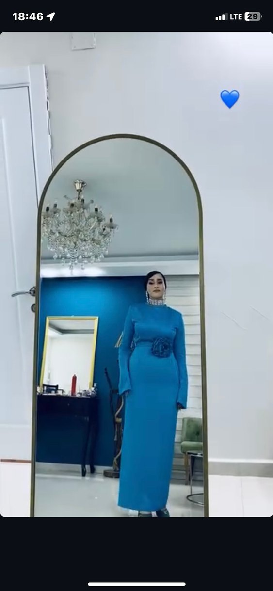 Mavi Uzun Kollu Yüksek Yakalı Kadın Elbise - Görsel 2