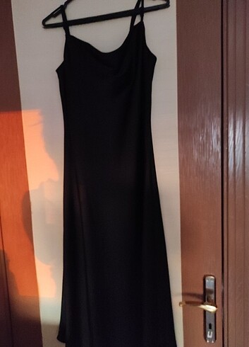 Siyah Saten Yırtmaçlı Elbise 